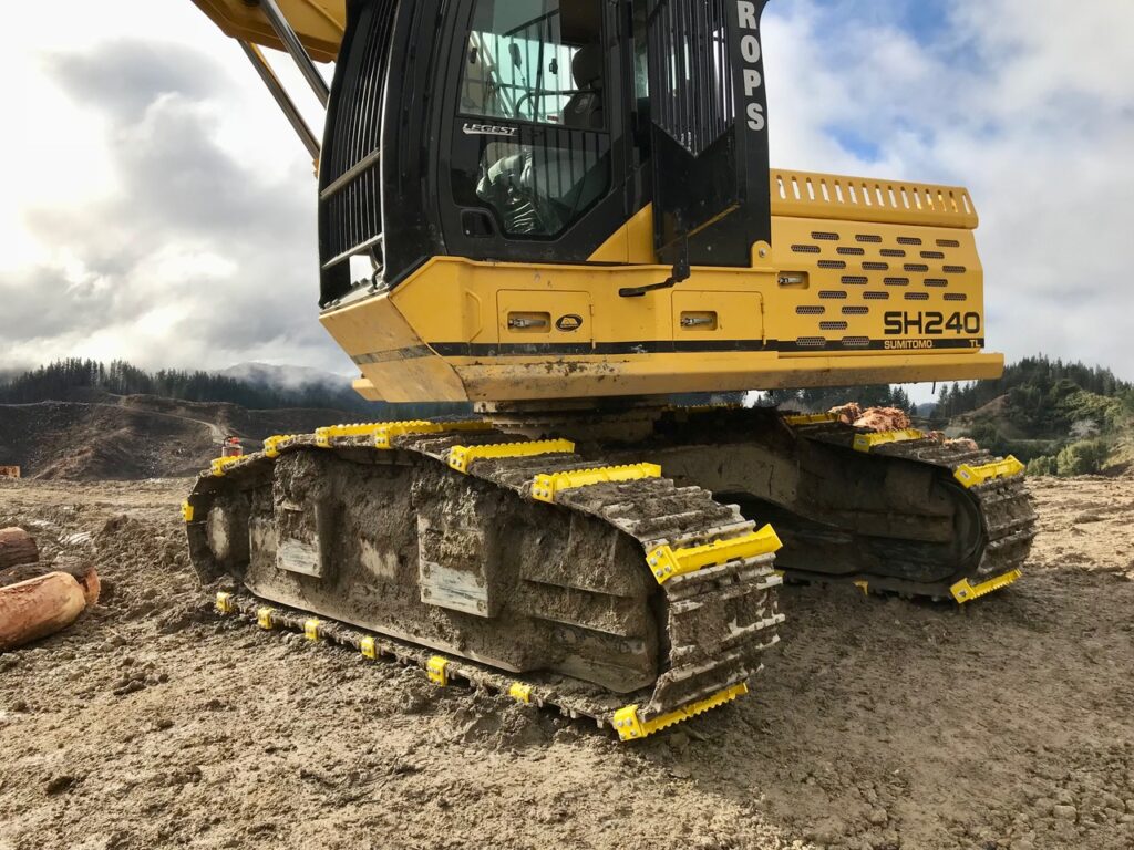 Sumitomo SH240 700mm double grousers and 30 ton plus undercarriage fitted with MightyGrips bolt-on track attachments